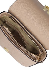 Borsa a mano in pelle beige con finitura testurizzata. Presenta accessori in oro, più tasche con zip e un bordo nero a contrasto.