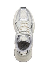 Baskets athlétiques argentées et blanches avec tissu en maille, col rembourré, semelle épaisse et marquage visible sur la languette et le talon.