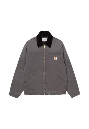 Chaqueta gris con cremallera y collar negro, dos bolsillos frontales, bolsillo con cremallera en el pecho y parche con el logo de Carhartt en el pecho.