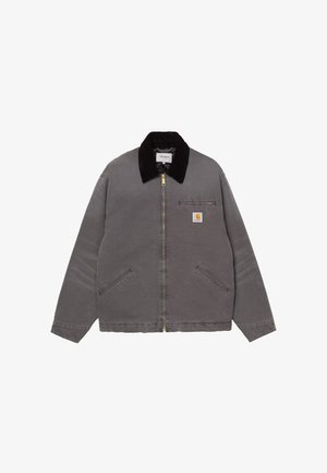 Chaqueta gris con cremallera y collar negro, dos bolsillos frontales, bolsillo con cremallera en el pecho y parche con el logo de Carhartt en el pecho.