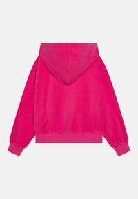 Hanorac din fleece roz deschis, cu mâneci lungi, manșete și tiv ondulat, prezentat din spate pe un fundal alb.