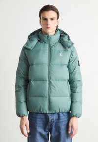 Calvin Klein Jeans ESSENTIALS JACKET - Jakna ispunjena paperjem - north atlantic