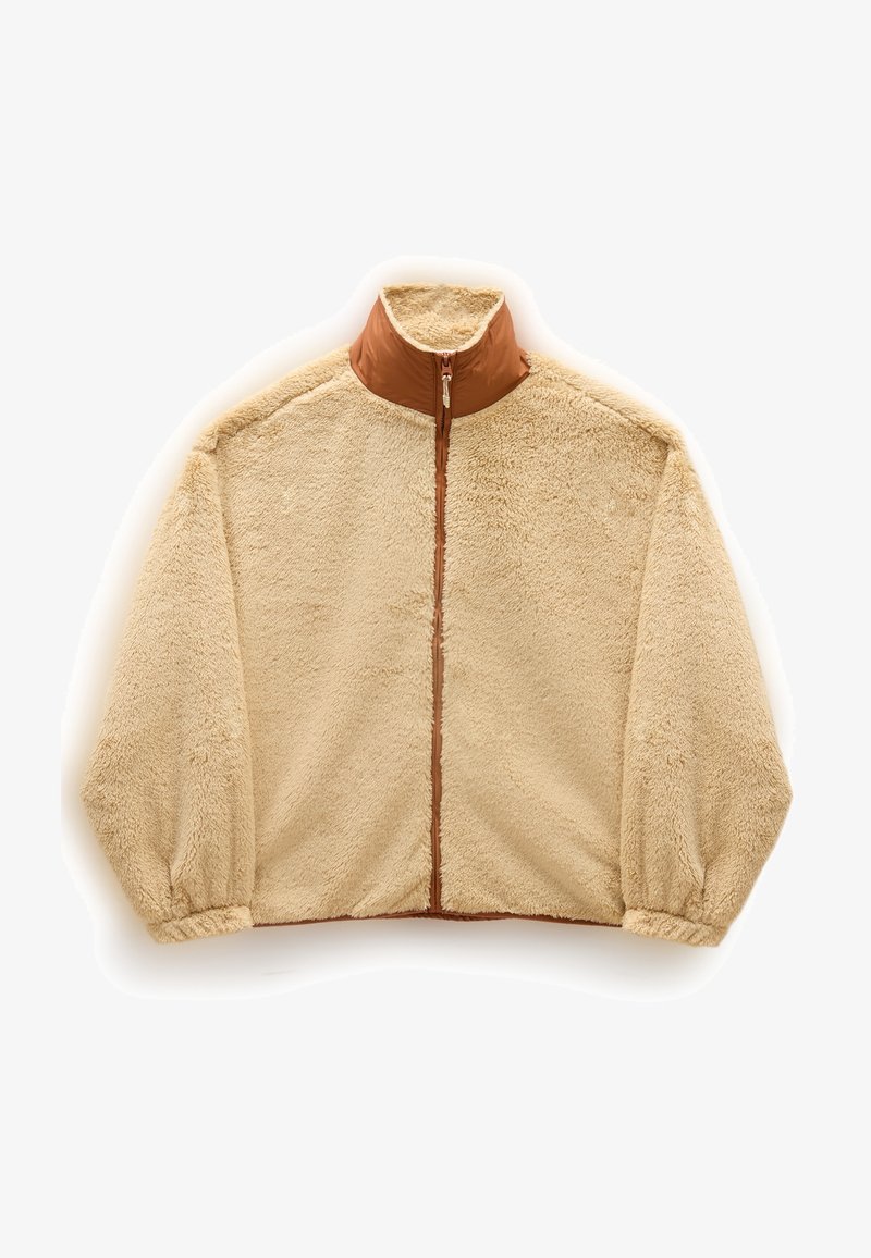 Fleecejacke in Beige mit hohem Kragen und Frontreißverschluss. Verfügt über voluminöse Ärmel mit elastischen Bündchen. Kontrastierende braune Details am Kragen und Reißverschluss.