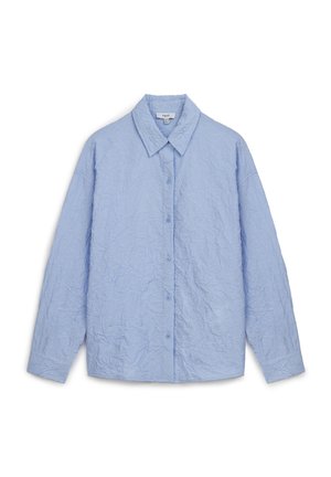 Camisa azul claro arrugada de botones con cuello puntiagudo, mangas largas y un corte relajado. Presenta una tela texturizada y siete botones en la parte delantera.