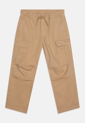 Pantalons cargo en khaki avec une taille élastique, cordon de serrage, deux poches latérales et une poche appliquée sur la cuisse droite. Tissu lisse, coupe décontractée.