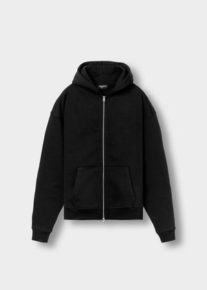 Črna zip-up kapuca iz mehkega blaga, ki ima sprednji žep, prostoren kapuco ter rebraste manšete in rob. Diskretno označevanje na rokavu.