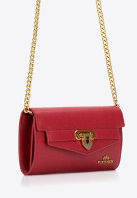 Borsa a tracolla in pelle rossa con texture, dotata di una tracolla in catena dorata, caratterizzata da una chiusura distintiva e un accento con logo sul lato.