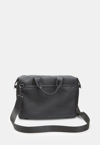 Mustvalge ristkülikukujuline õlavarre kott, millel on kandmisvahed, reguleeritav pikk rihm ja esipoolne libistatav tasku, valgel taustal.