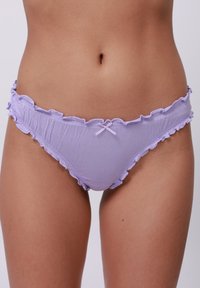 Lila bikini-slipjes met een gerimpelde rand en een centrale strikdetail. Gemaakt van zachte, lichte stof met een gladde textuur.