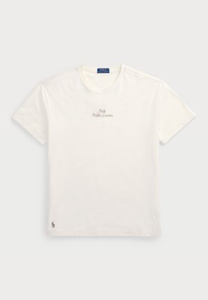 Weißes Baumwoll-T-Shirt mit kurzen Ärmeln, das auf der Brust ein kleines braunes besticktes Logo und ein Logo-Tag am Nacken hat.