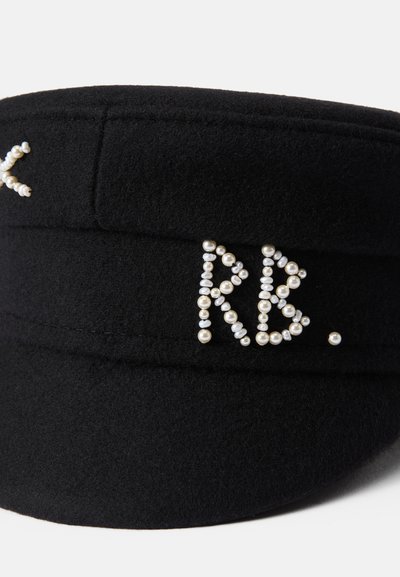 Melna vilnas cepure ar strukturētu dizainu. Satur pērļu akcentus, kas veido burtus "RB." un minimālu apdari sānos.
