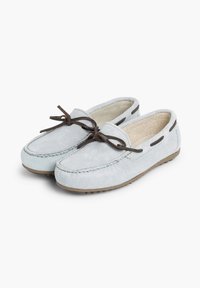 Pantofi mocasini din suede gri deschis, cu vârful rotund, șireturi din piele și accente contrastante de culoare maro închis. Interior moale și texturat.