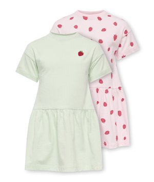 Δύο φορέματα για κορίτσια με κοντά μανίκια και φούστες με πιέτες· το ένα κυπαρισσί με μικρό σήμα φράουλας, το άλλο ανοιχτό ροζ με κόκκινα σχέδια φράουλας.