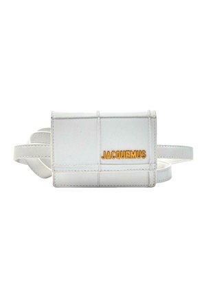 Sac banane en cuir blanc Jacquemus avec coutures apparentes et texte du logo orange sur le rabat avant et sangle ajustable.