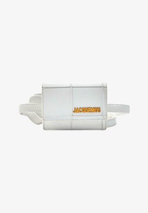 Sac banane en cuir blanc Jacquemus avec coutures apparentes et texte du logo orange sur le rabat avant et sangle ajustable.