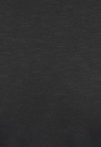 Tecido preto com uma textura subtil, apresentando variações finas no fio, leve, adequado para uso casual ou para sobreposição.