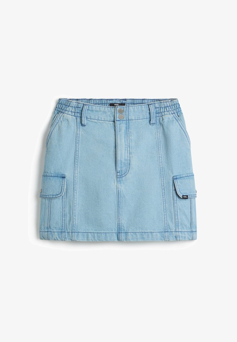 Falda de mezclilla azul claro con cinturilla elástica, cierre de botón en la parte delantera y dos bolsillos laterales tipo cargo. Corte recto con costuras visibles.