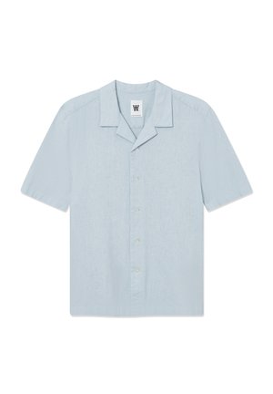 Šviesiai mėlyna trumpomis rankovėmis marškiniai, pagaminti iš tekstūruotos medžiagos. Turi iškirptę, mygtukų užsegimą ir mažą siuvinėtą logotipą ant krūtinės.