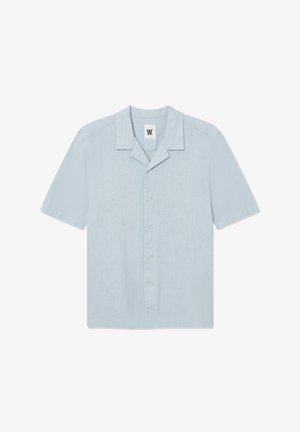 Lyseblå kortærmet skjorte lavet af tekstureret stof. Har en notch krave, knaplukning foran og et lille broderet logo på brystet.