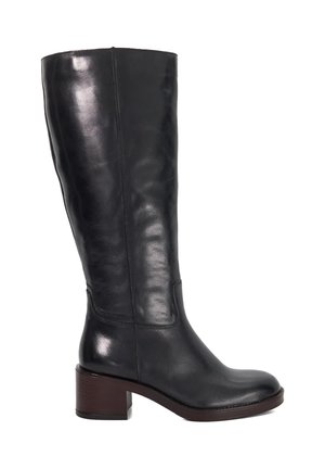 Botte en cuir noir montant jusqu'au genou, avec un bout arrondi et un talon épais marron. Texture lisse, couture minimale et silhouette élégante.