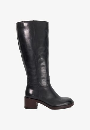 Botte en cuir noir montant jusqu'au genou, avec un bout arrondi et un talon épais marron. Texture lisse, couture minimale et silhouette élégante.