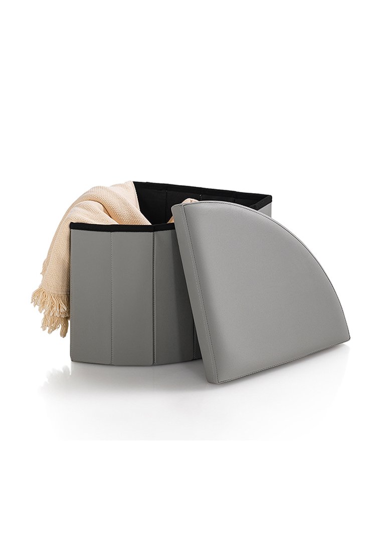 Graue Kunstleder-Aufbewahrungsbox mit einem abnehmbaren Halbmonddeckel, der eine glatte Textur und vertikale Stickdetails aufweist. Beinhaltet eine leichte Decke im Inneren.
