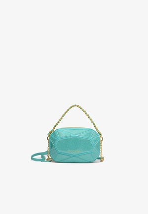 Borsa a pochette geometrica turchese con texture glitterata, manico in catena dorata e dettaglio del logo. Forma rettangolare con accenti di pattern angolari.