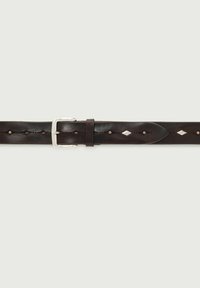 Cintura in cuoio marrone con una texture liscia, dotata di una fibbia rettangolare in argento e fori a forma di diamante lungo tutta la lunghezza.