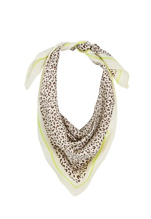 Pañuelo cuadrado de seda con manchas de leopardo marrón y borde amarillo claro, atado con un nudo suelto en la parte superior.