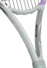 Lichtgrijze tennisracket met een getextureerde handgreep, gebogen frame en paarse accenten nabij de kop. Bevat het merklogo en modelaanduiding.