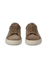 Sneaker in suede marrone con punta rotonda, design con lacci, suola in gomma beige a contrasto e dettagli di cucitura sottili sui lati.