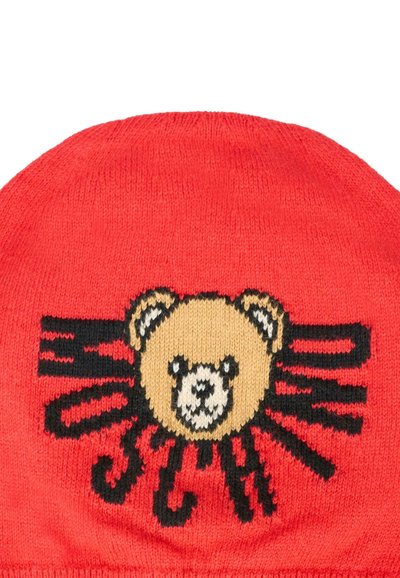 Rode gebreide beanie met een beren gezicht ontwerp, accentueert door zwarte en beige details, omrand door stralende zwarte lijnen. Zachte textuur.