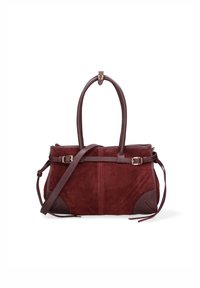 Borsa in suede bordeaux con accenti in pelle liscia. Presenta manici doppi e una tracolla regolabile. Includes dettagli con fibbia e motivi cuciti.