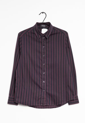 Langarm overhemd in donker bordeaux met donkergrijze strepen, voorzien van een button-down kraag, knopen aan de voorkant en een afgeronde zoom.