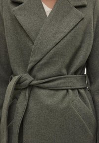 Groene wolmix jas met een wikkelontwerp, grote notch-kleppen, een gestrikt riem en zijzakken met een zachte textuur.