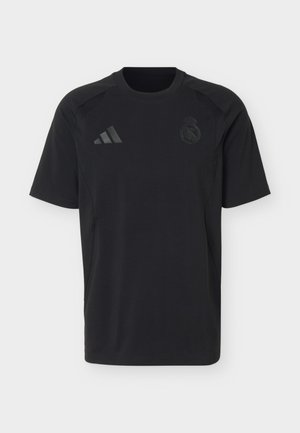 Čierne športové tričko s krátkymi rukávmi a okrúhlym výstrihom, na prsiach je jemné logo Adidas a znak Real Madrid.