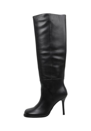 Bota negra de cuero hasta la rodilla con punta afilada y tacón de aguja.