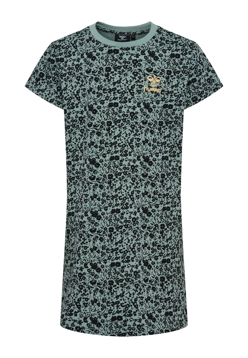 Kwiatowa sukienka z krótkim rękawem w miętowym kolorze, z czarnym wzorem kwiatowym i małym złotym logo na piersi. Materiał bawełniany, casualowy design.