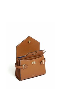 Bolso de mano de cuero marrón con un diseño estructurado, cierre con solapa superior, herrajes dorados y compartimentos para tarjetas en el interior. Presenta costuras en contraste.