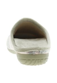 Chausson vert clair avec un intérieur doux et moelleux, une semelle intérieure rembourrée et une semelle en caoutchouc texturée avec un motif subtil sur les bords.