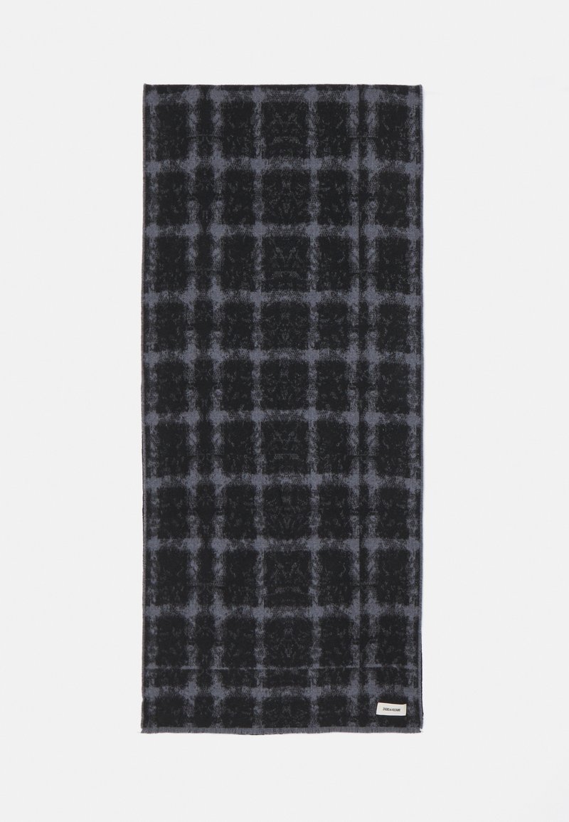 Czarny i szary wełniany szalik w kratę o miękkiej fakturze, prostokątnym kształcie i małej metce z logo w jednym rogu na białym tle.