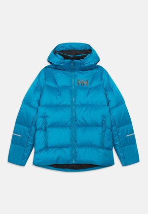 Jachetă pufă albastră cu glugă, dotată cu un fermoar frontal, două buzunare laterale și un logo pe piept. Are o textură netedă și căptușeală neagră.