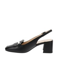 Chaussure à bride arrière en cuir noir avec un petit talon bloc, une boucle carrée argentée et un bout pointu.
