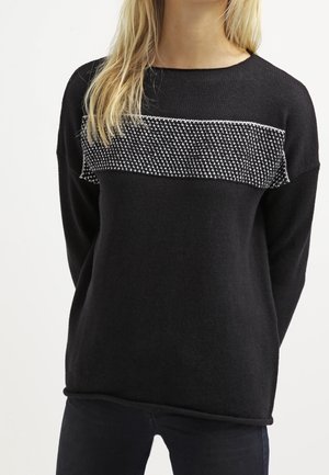 Maglione nero a maglia con un pannello a righe grigie e bianche testurizzato sul petto; maniche lunghe e scollatura rotonda.