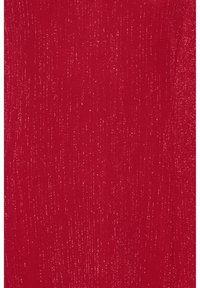 Röd tyg med ett strukturerat mönster som har vertikala linjer och subtila glittrande detaljer, vilket skapar en skinande effekt över ytan.