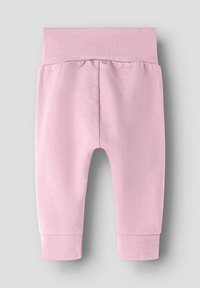 Svetloružové bavlnené nohavice so širokým elastickým pásom, zužujúcimi sa nohavicami a rebrovanými manžetami. Hladká textúra bez viditeľných vzorov alebo kovových doplnkov.