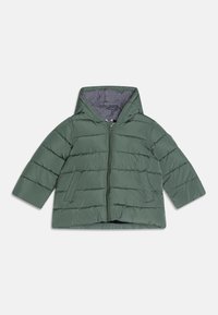 Groene pufferjas met een capuchon, voorzien van een ritssluiting, horizontale quiltstiksels en gestreepte voering. Inclusief zijzakken.