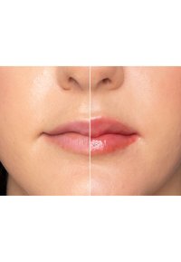 Liplap vergelijking: de linkerkant heeft een matte textuur, natuurlijke kleur; de rechterkant heeft een glanzende afwerking, is iets voller met een zachte roze tint.