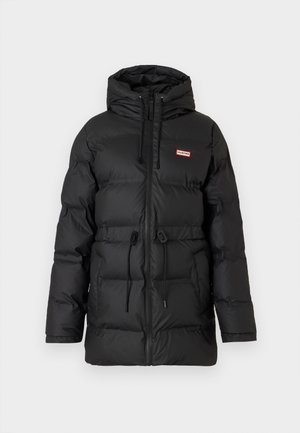 Fekete párnázott dzseki kapucnival, elöl cipzárral, derékrészen húzózsinórral és egy apró piros logóval a bal mellkasi részen.