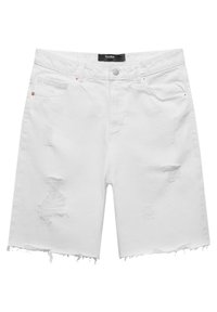 Shorts de mezclilla blanca con detalles desgastados, dobladillo sin terminar, estilo de cinco bolsillos, botón y remaches de metal, y corte recto.